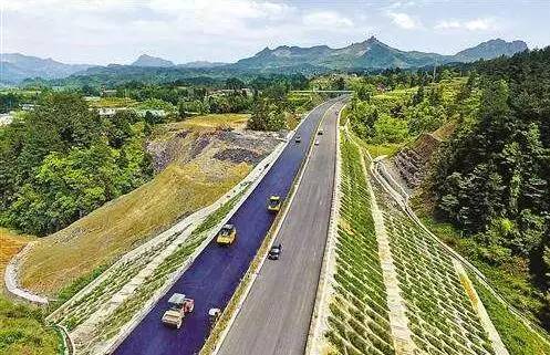 务南高速公路最新动态，驶向自然美景的平静旅程