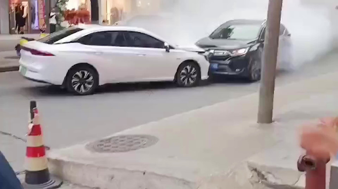 失控车辆救援英雄